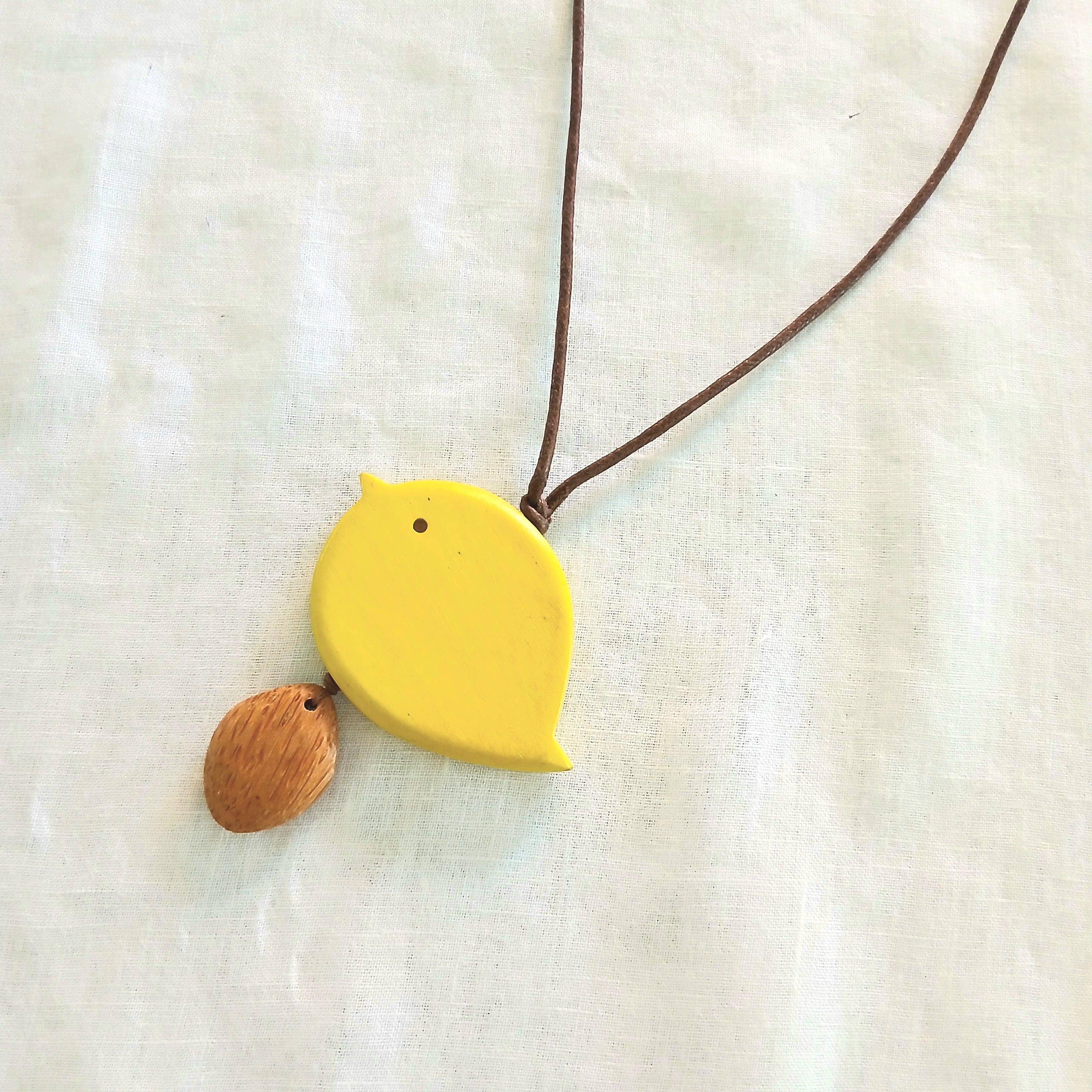 Round Wooden Little Birdie Necklace N7-815