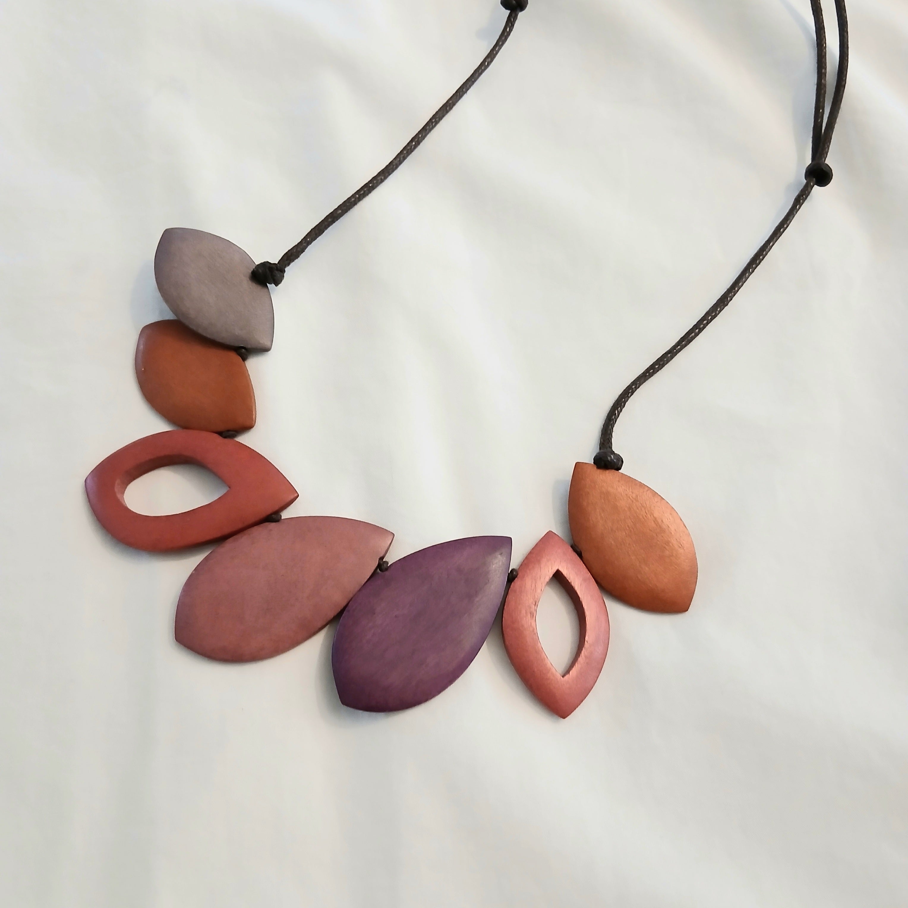 Large Leaf-Shaped Wooden Beaded Necklace N7-336DHG