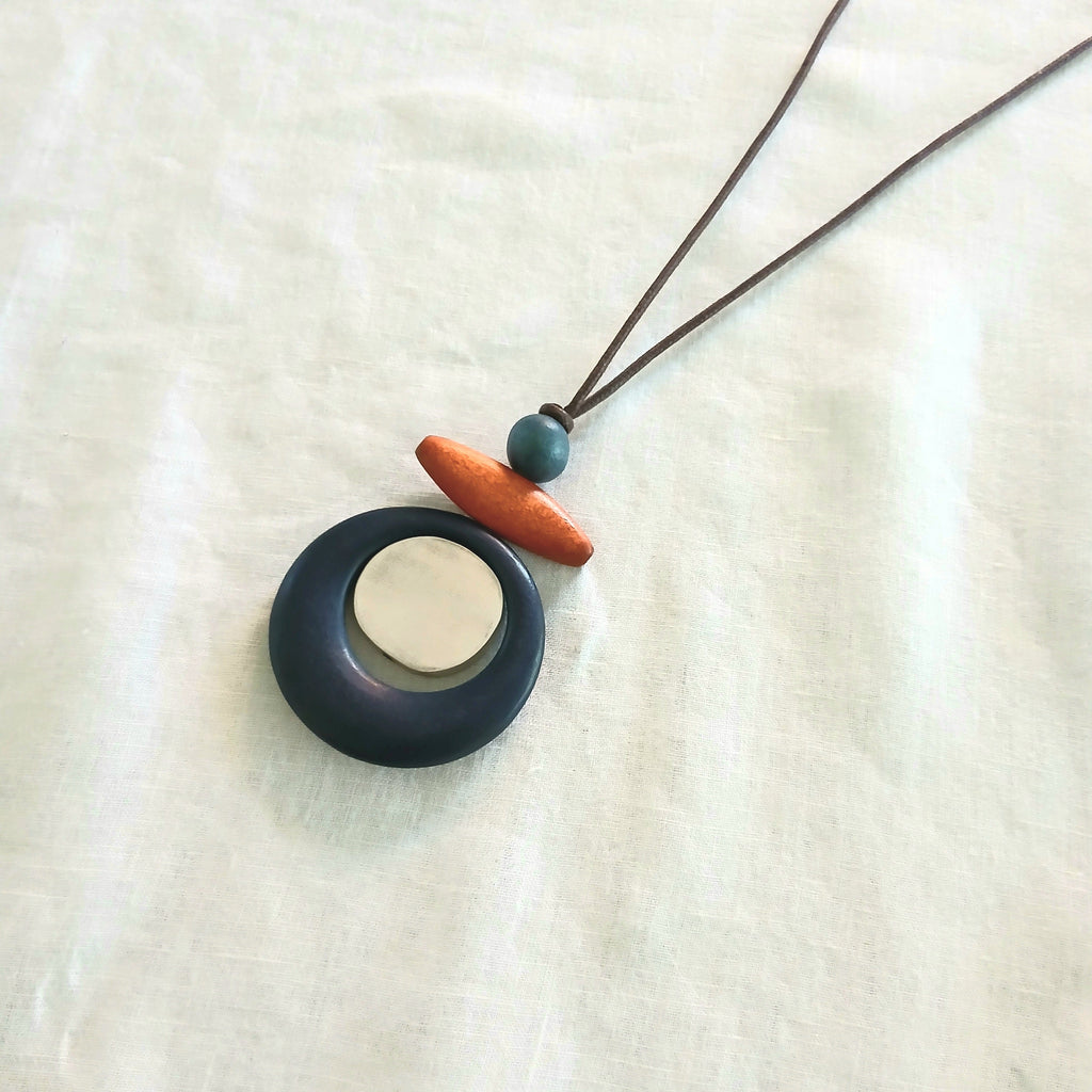 Pearl in Wooden Necklace N7-1017