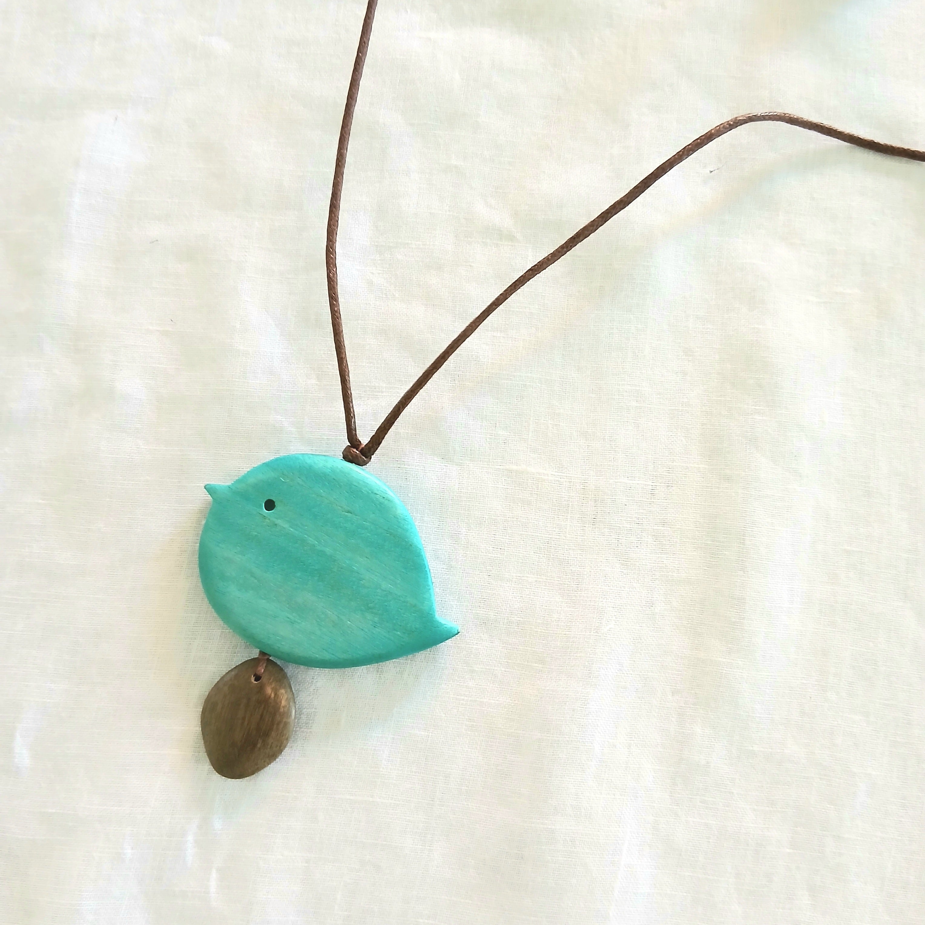 Round Wooden Little Birdie Necklace N7-815