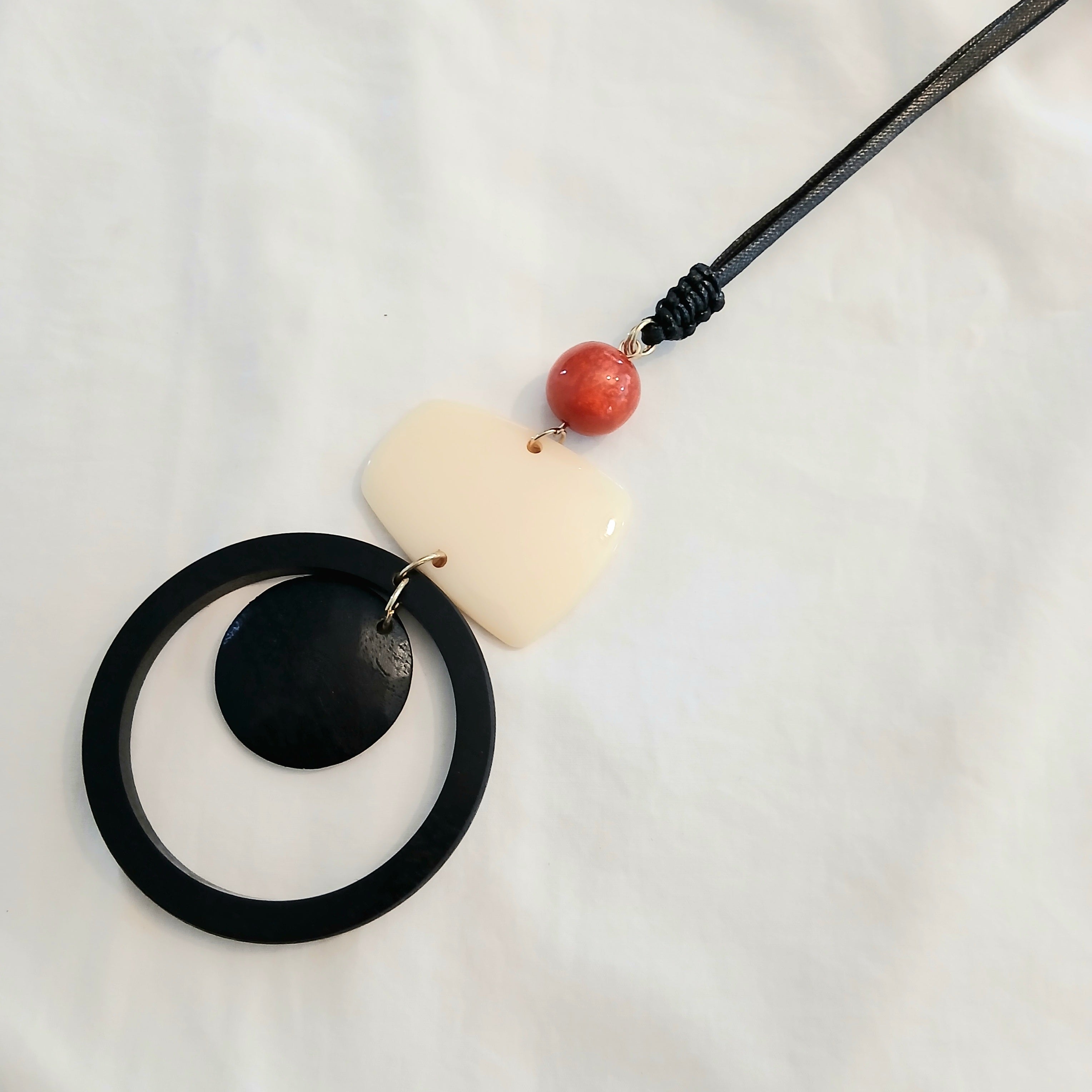 Chunky Resin Necklace with Circles MK-35098