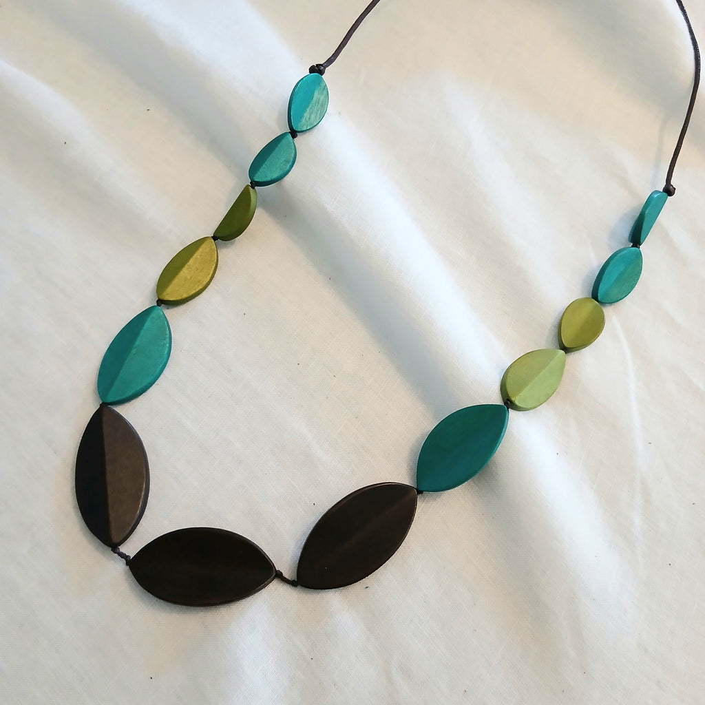 Leaf-Like Shaped Wooden Beads in Multicoloured Necklace N6-5936