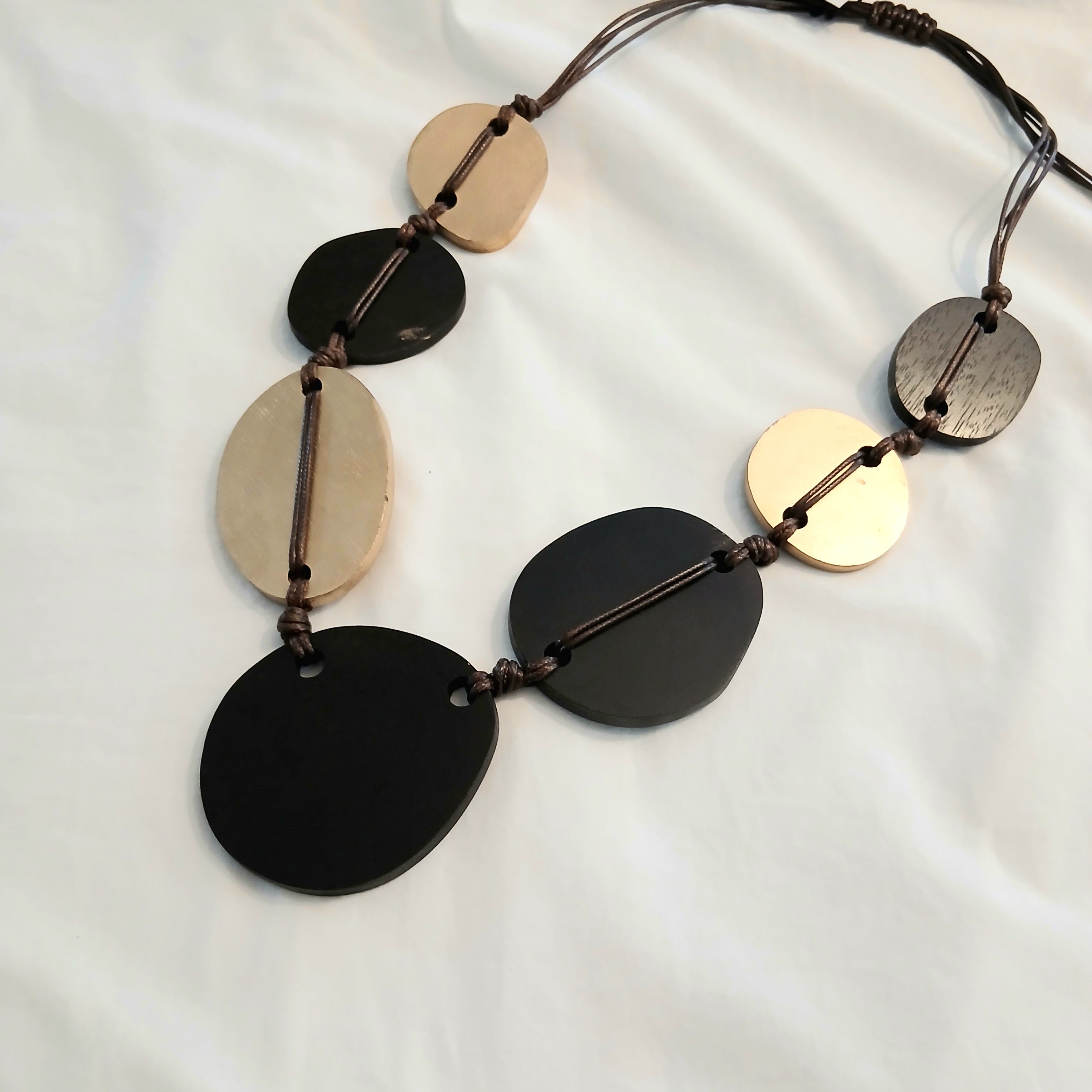 Chunky Elegant Resin and Wood Necklace 36235