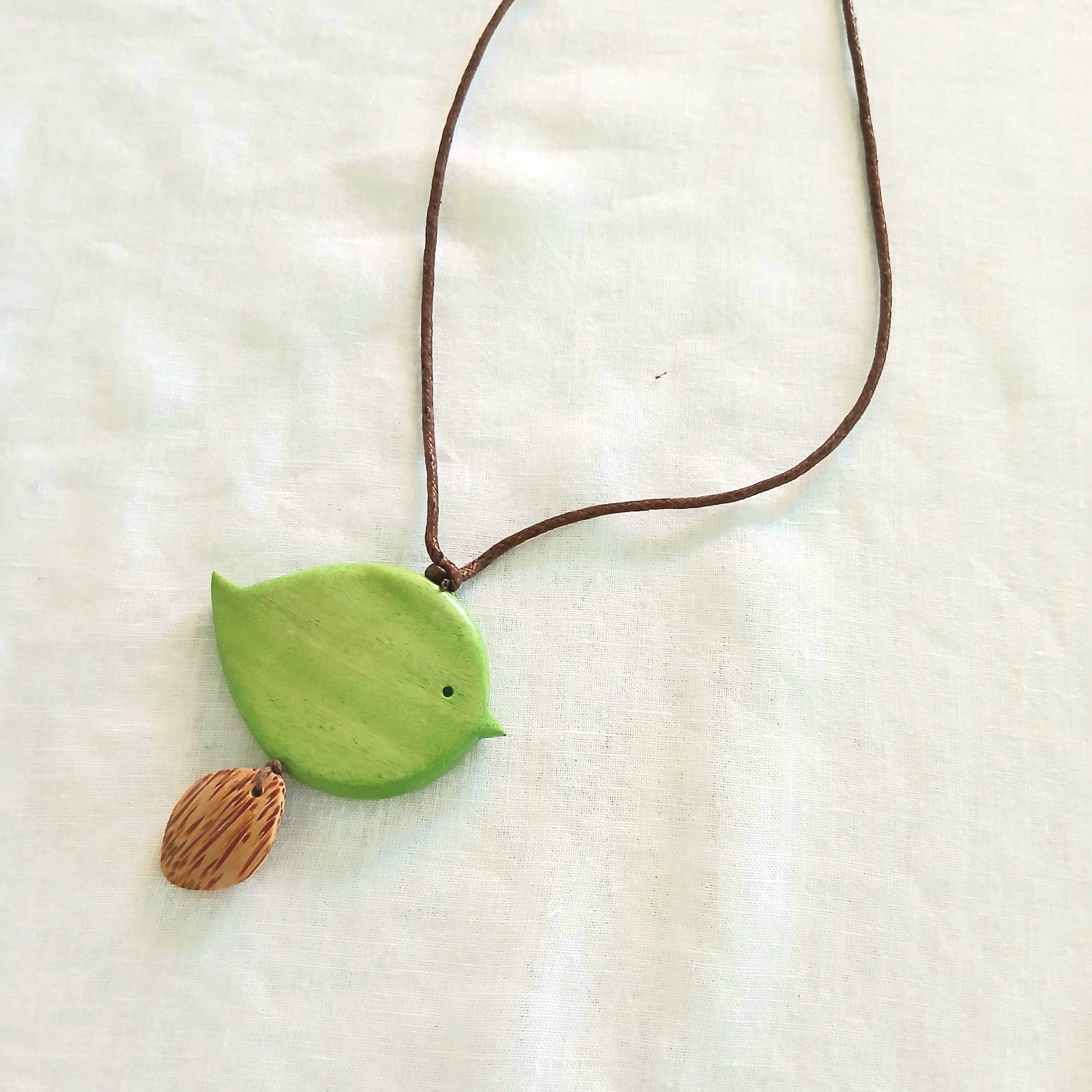 Round Wooden Little Birdie Necklace N7-815